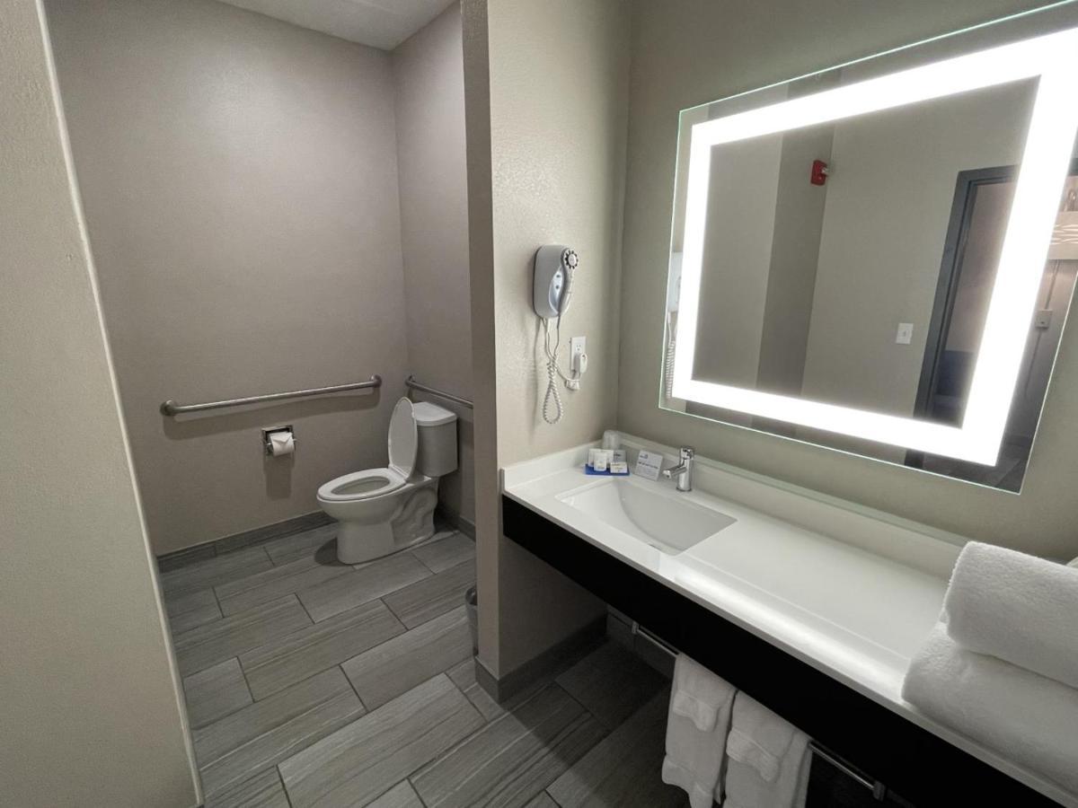 Holiday Inn Express Hotel And Suites Ada By Ihg Eksteriør billede