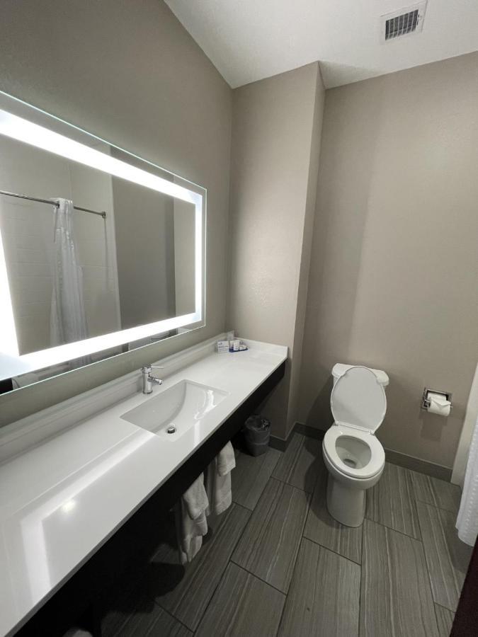Holiday Inn Express Hotel And Suites Ada By Ihg Eksteriør billede