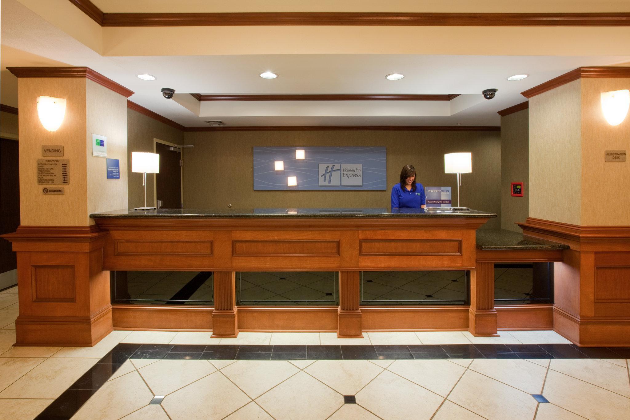 Holiday Inn Express Hotel And Suites Ada By Ihg Eksteriør billede