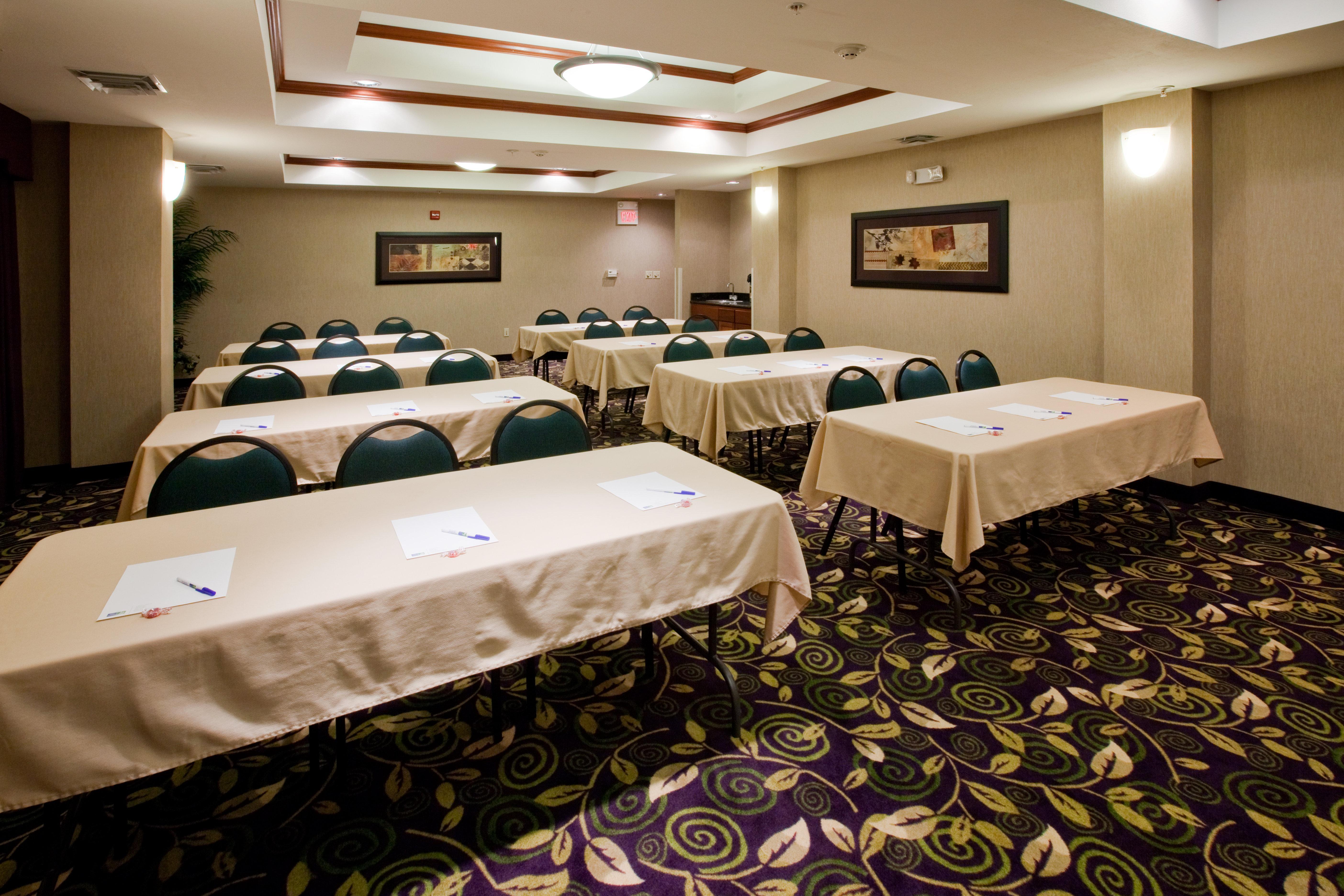 Holiday Inn Express Hotel And Suites Ada By Ihg Eksteriør billede