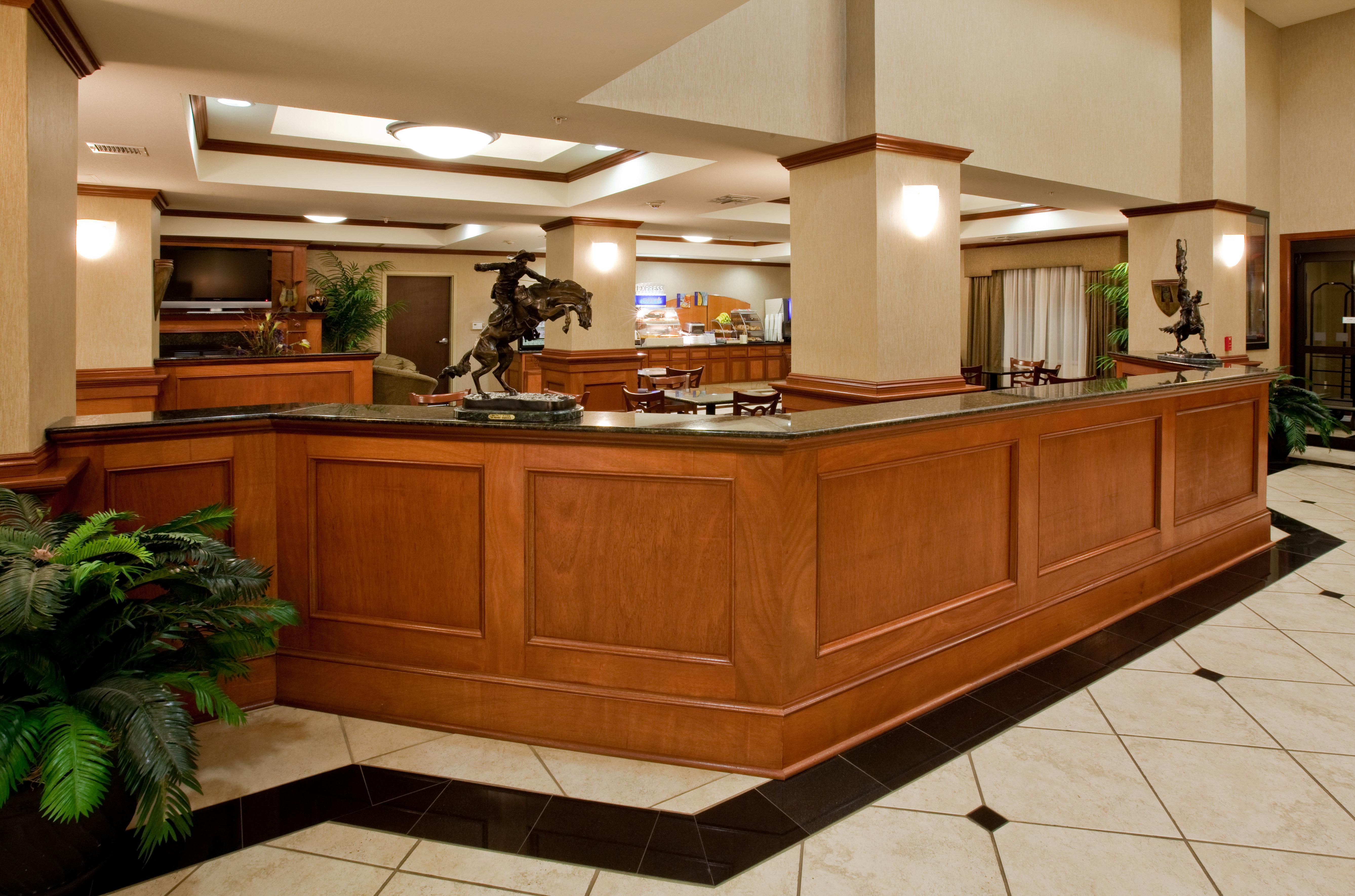 Holiday Inn Express Hotel And Suites Ada By Ihg Eksteriør billede