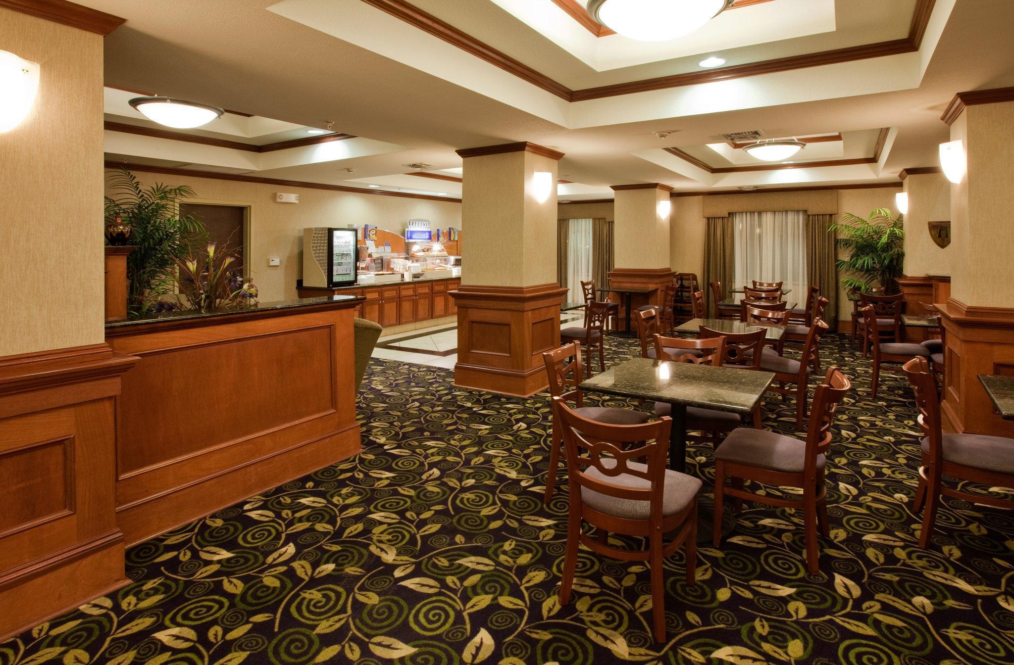 Holiday Inn Express Hotel And Suites Ada By Ihg Eksteriør billede