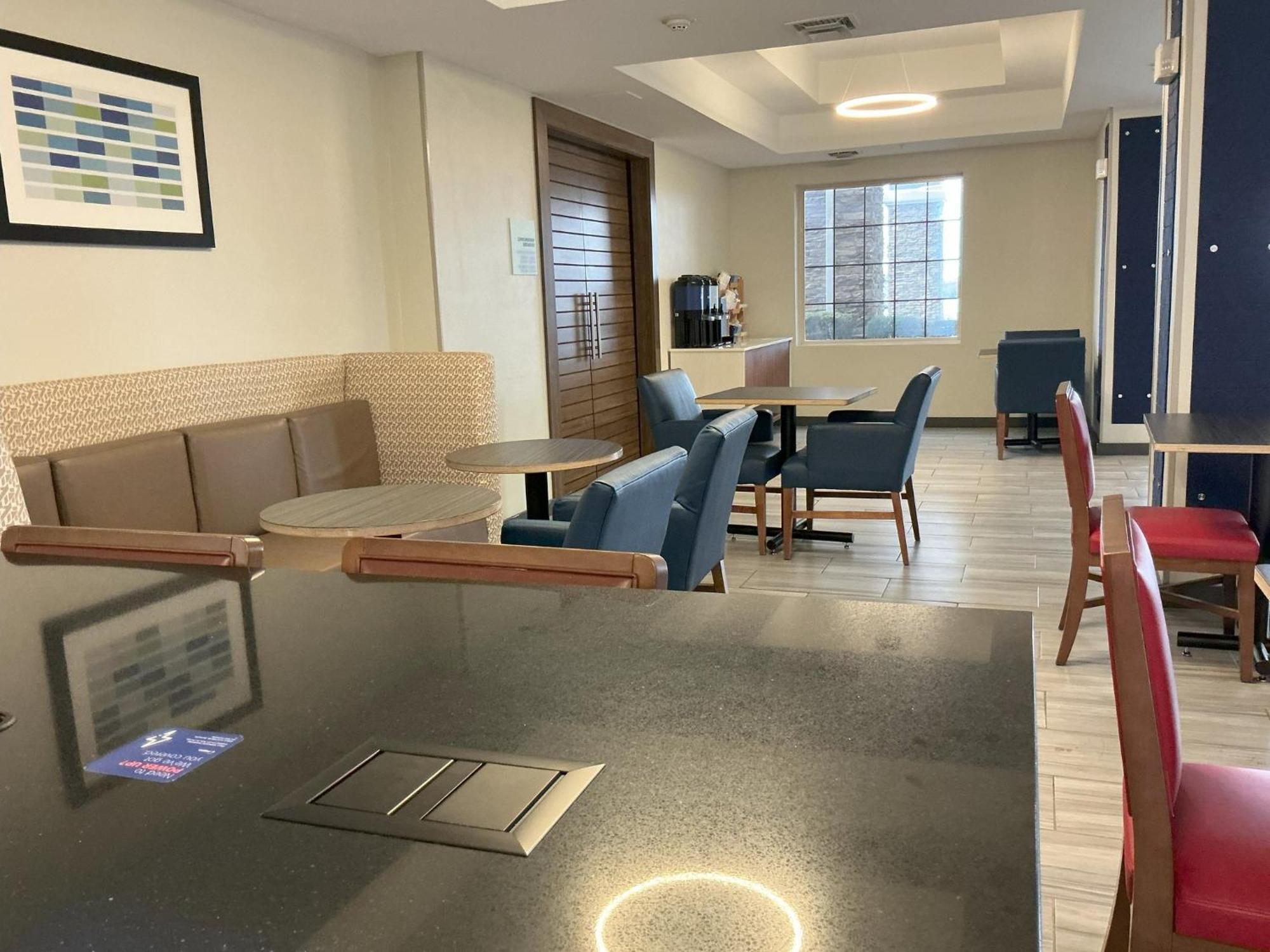 Holiday Inn Express Hotel And Suites Ada By Ihg Eksteriør billede